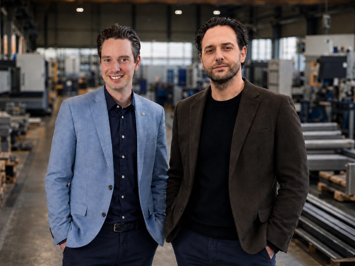 Samuël (Fesma) en Sedat (Forgexe) op de werkvloer van een maakbedrijf